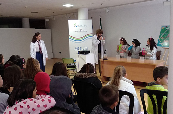Unos técnicos de Aguasvira enseñan a alumnos de Atarfe el ciclo integral del agua.