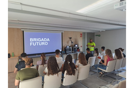 Ir a la noticia Aguasvira muestra las salidas laborales de las profesiones verdes a estudiantes del IES “Cerro de los Infantes”