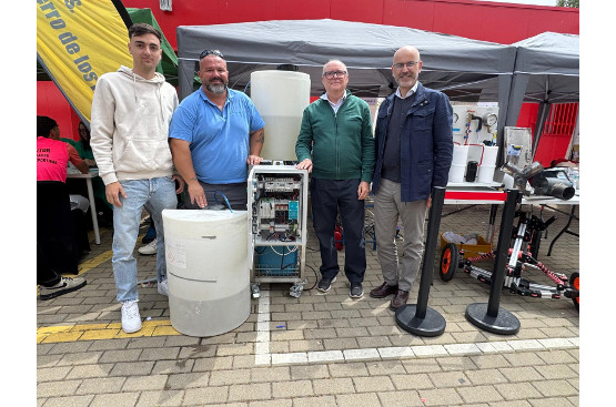 Ir a la noticia Alumnado de primer curso de los ciclos formativos de grado medio  y superior en Redes y Estaciones de Tratamiento de Aguas del IES “Cerro de los Infantes” presenta un innovador proyecto de potabilizadora portátil en la II Feria de la FP de Granada.