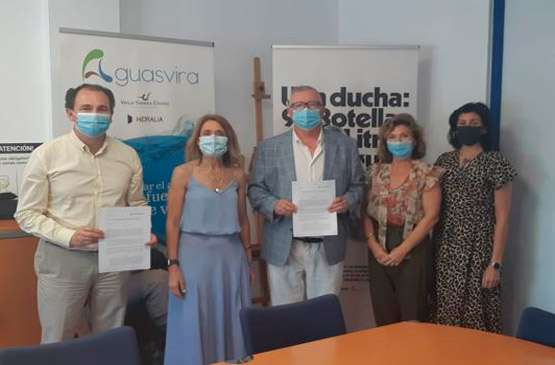 Cruz Roja y miembros de Aguasvira tras firmar el acuerdo del campamento.