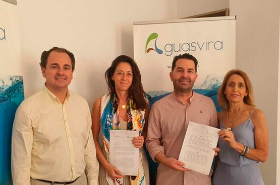 Representantes de Aguasvira y Consorcio posan con el nuevo documento.