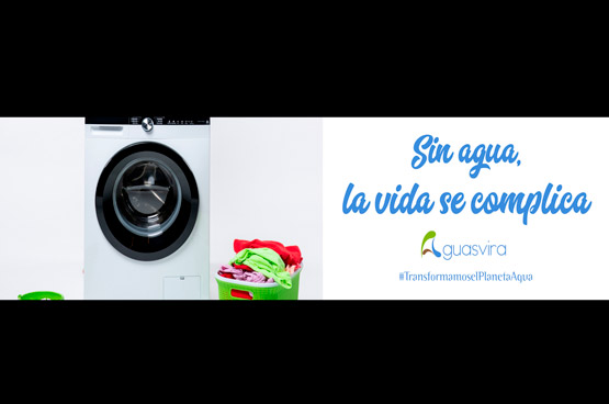 Una de las imágenes de la campaña que hace alusión a lavar la ropa.